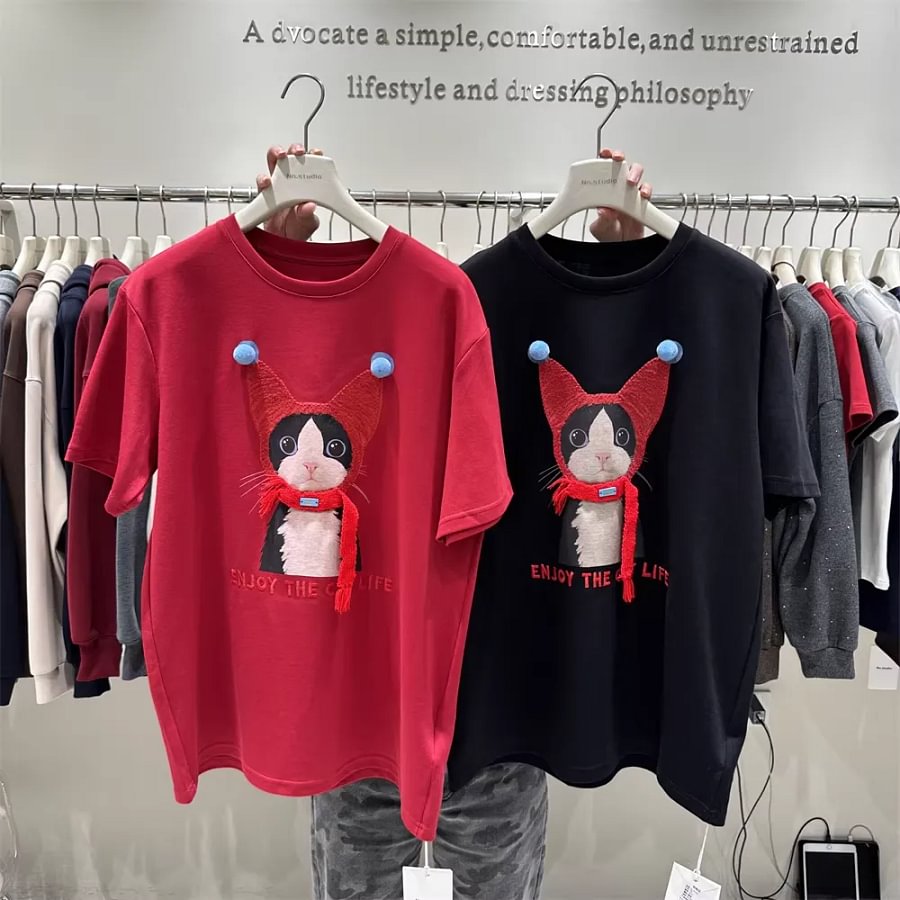 A103 - Oversized Graphic T-Shirt - Cute 3D Cat Print with Real Scarf & Pom-Pom Accents, 220g Premium Cotton Breathable Loose Tee