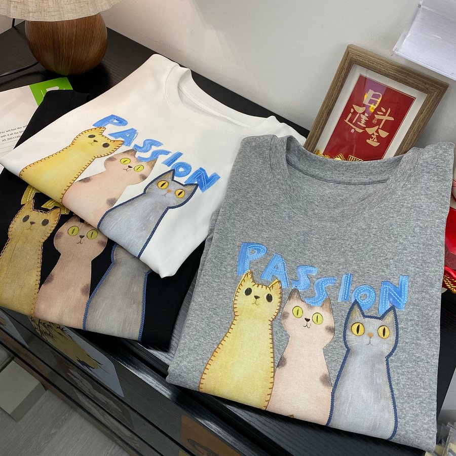 A185 - "Three Kittens" Graphic Tee - Detailed Hand-Embroidered Accents - 220g Premium Heavyweight Cotton
