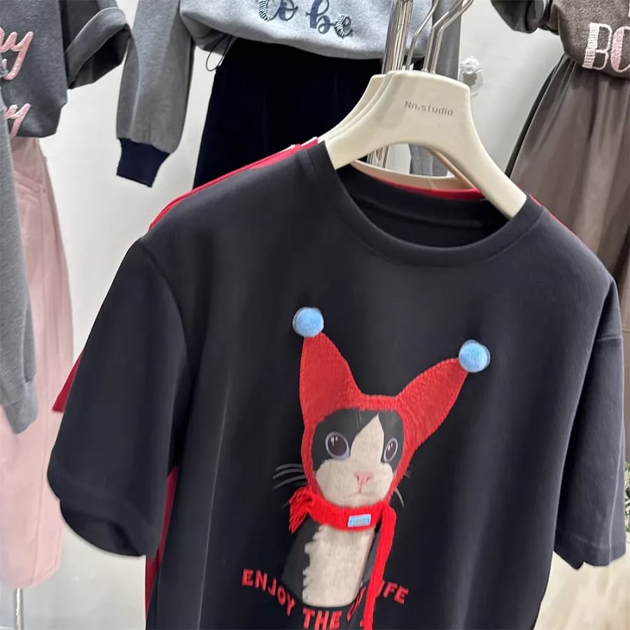 A103 - Oversized Graphic T-Shirt - Cute 3D Cat Print with Real Scarf & Pom-Pom Accents, 220g Premium Cotton Breathable Loose Tee
