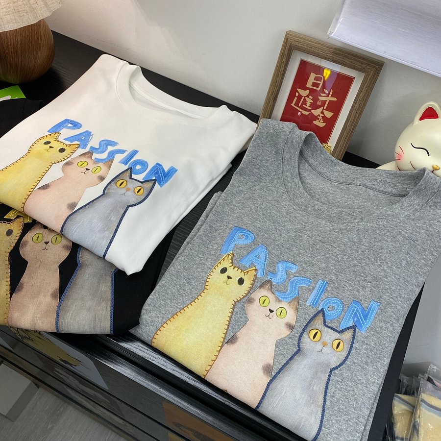 A185 - "Three Kittens" Graphic Tee - Detailed Hand-Embroidered Accents - 220g Premium Heavyweight Cotton